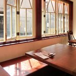 タベルナ・ユキ - 店内のテーブル席の風景です