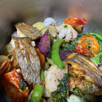 CEALY - 魚介と有機野菜のエスカルゴバターソテー(鍋のまま)