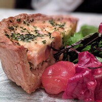 DINING 六区 - スモークサーモンとブロッコリーの温かいキッシュ　サラダ添え