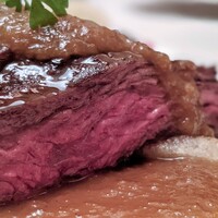 DINING 六区 - 牛ハラミ肉の“バベットステーキ”　エシャロットソース