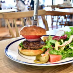 EAT GOOD PLACE - オーストラリア産 グラスフェッドビーフのハンバーガー@税込1,500円：ローストポテト＆自家製ピクルスも付いてます。