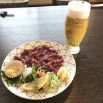 和食処 九助 - くじら刺、グラス生ビール