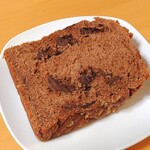 俺のBakery - チョコとアーモンドの食パン
            スライスするとこんな感じ。
            温めるとチョコが溶けだして手がベタベタになる