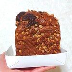 俺のBakery - チョコとアーモンドの食パン 
            このぐらいのサイズ感です