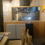 豊前裏打会 饂飩酒場さるぅ - 店内、唐辛子が並ぶ