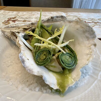 クリマ ディ トスカーナ - 五島列島岩牡蠣 ヴァポーレ 春のインサラータ
                    立派な岩牡蠣を、優しく蒸して山形の天然のウルイとこごみと姫竹を合わせています。
                    ソースはフレッシュハーブ、シンプルが故に美味しさがクリアーに感じられます。