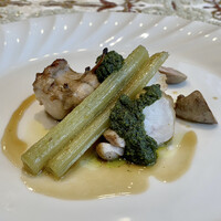 クリマ ディ トスカーナ - ヴェネト仔ウサギ 愛知 春ふき 青森蕗の薹 サルサヴェルデ
                    ロースにレバー、背肉に腎臓の4種類の部位をロースト。
                    蕗の薹のグリーンソースの苦みが、癖のないウサギに個性的な強い味のソースが合うのですね。