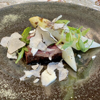 クリマ ディ トスカーナ - 信州白樺若牛サーロイン タリアータ ペコリーノ タルトゥーフォ
                    サーロインの上品な脂が凄く美味しいのです♪ 
                    ロワール産のホワイトアスパラガスがお見事、ローストされた部分が少し焦げ甘味を感じます。