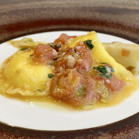 クリマ ディ トスカーナ - ラヴィオリ ストラッチャテッラ 金沢 筍
                      トロットロのチーズをラヴィオリで優しく包んだ柔らかさと繊維状の糸の様な食感が良いです♪
                      ミニトマトの酸味とオリーブオイル、手作りののラヴィオリにバッチリです。