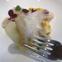 シェ オリビエ - シェフおまかせランチコース１２１００円。ホワイトアスパラガスと帆立貝の前菜。ボイルしたアスパラとホタテのソテーを合わせ、柑橘系のソースで仕上げたものです（╹◡╹）（╹◡╹）