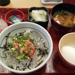 なか卯 - 刺身しらすと生桜海老丼の並サイズ（￥６９０）、味噌汁＆つけものセット（￥１６０）、こだわり生卵はクーポンにて無料