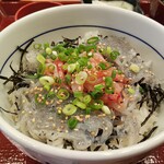 なか卯 - 刺身しらすと生桜海老丼をアップ