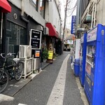 恵比寿屋喫茶店 - 駅を背にこの細い通りを左に