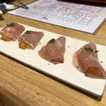 スタンド 四坪 - ハモンセラーノとチーズ三種盛り　530円