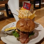 オリジナルパンケーキハウス ルミネ北千住店 - ポートランドバーガー(チーズ&ベーコン)1,370円(税抜)