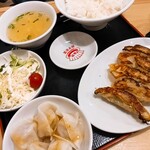 餃子食堂マルケン - 本日の日替わり！
            餃子、水餃子、スープ、サラダ、ご飯で¥600！お得(*^^*)
            
