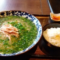 札幌菜 虎鯨 - 青葱たっぷりコラーゲン鳥白湯麺、ライス付き、麺大盛