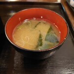 Hampei - 旨みたっぷりのワカメとお豆腐がしっかり入った、熱々お味噌汁。