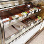 勘治屋 - 昼下がりに伺ったので、ショーケース品数は少ないですが、綺麗な和菓子が陳列してました。