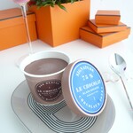 ル・ショコラ・アラン・デュカス - カップ入りアイスクリーム（ 花は南館１階で購入 #母の日 ）