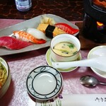 日光寿司 - にぎり寿司定食 5貫(￥1100)。
      5貫でも大満足なラインナップ。