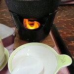 日光寿司 - 鍋焼きうどんを正面から。
      炎は最後まで消えることがないのでいつでも温かくいただけます。