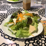 サムシング・トレ - 前菜のサラダ。瓶のオリジナルゴマドレッシングが
            
            なかなか秀逸です！タケノコも春らしいですね！