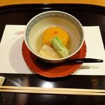 せき根 - 蓋物 炊き合わせ 南瓜饅頭 アスパラガスの天ぷら 湯葉