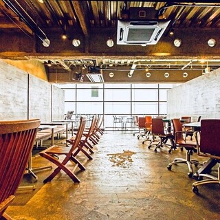 アンティーク基調のおしゃれな店内