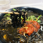 カル麺 裾野店 - イカ墨を練り込んだ麺なんです
