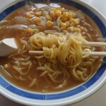 栄光軒 - 味噌ラーメン550円　麺アップ