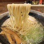 麺や 日の出 - 日の出らーめん（麺アップ）