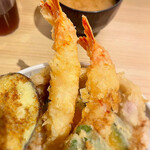 博多天ぷら たかお - 2本の海老、豚肉、味付け玉子、3種の野菜 (茄子、南瓜、ピーマン) から構成される “たかお天丼”
