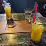 Soraaruki - 手前マンゴージュース、奥オレンジジュース