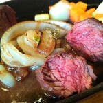 ボンファム - 少々かためのお肉を想像しておりましたが、いえいえやわらかいです。肉々しさもありますが、しつこくないサラッと食べられるステーキですね。