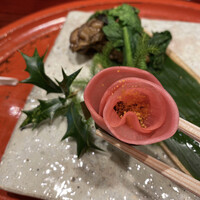 草喰 なかひがし - 椿に見たてたなます。愛らしいピンク色が摘草料理に映えます。