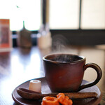 赤い屋根の喫茶店 駅舎 - 窓辺の雰囲気がまた好き。