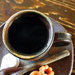 赤い屋根の喫茶店 駅舎 - 美しく黒い珈琲。