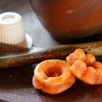 赤い屋根の喫茶店 駅舎 - ほんのり甘いりんご焼きドーナツ。