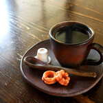 赤い屋根の喫茶店 駅舎 - ステキな珈琲カップの「太宰ブレンド」。