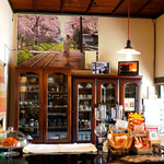 赤い屋根の喫茶店 駅舎 - ケーキやドーナツも売られています。