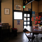 赤い屋根の喫茶店 駅舎 - 店内は落ち着いた雰囲気。