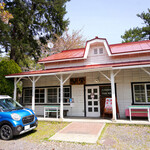赤い屋根の喫茶店 駅舎 - 太宰治生誕の地、「赤い屋根の喫茶店 駅舎」
