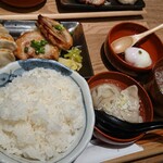 肉汁餃子のダンダダン - ランチ 焼き餃子とチャーシュー定食に水餃子トッピング✨