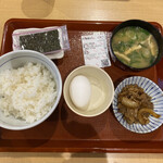 なか卯 - 生たまごご飯、ご飯が保温過多。