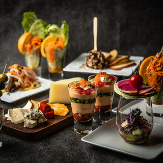 ～色鮮やかに盛り付けられた「グラスタパス」で乾杯～