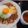 モテナス スナックコーナー - 目玉焼きそば(スープつき)600円。