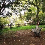 横浜らーめん寿三家 - 店舗周辺。宮崎アニメに出てきそうな崖の上にある、時が止まったように静かなベンチ。