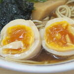 煮干鰮らーめん 圓 - 味玉断面