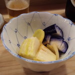 とんかつ とんき 目黒本店 - 御新香　小皿のピーナツはビールに付いてきます